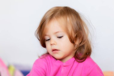 Evde parmakları olan bir çocuk, yüzeysel alan derinliğine dikkat edin.