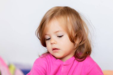 Evde parmakları olan bir çocuk, yüzeysel alan derinliğine dikkat edin.