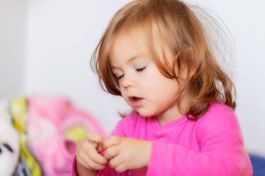 Evde parmakları olan bir çocuk, yüzeysel alan derinliğine dikkat edin.