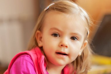 Evdeki bir çocuğun portresi, alanın derinliğine dikkat edin.