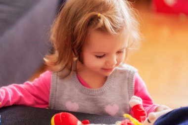 Evdeki oyunda bir çocuk, alanın derinliğine dikkat edin