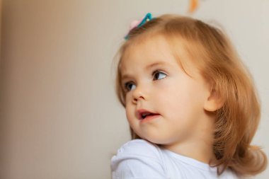 Beyaz arkaplanda profilden bir çocuğun resmi, alanın sığ derinliğine dikkat edin