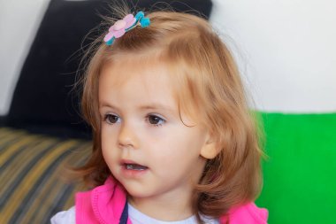 Evdeki bir çocuğun portresi, alanın derinliğine dikkat edin.