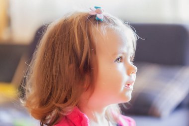 TV izlerken profilden bir çocuğun görüntüsü, alanın sığ derinliğine dikkat edin