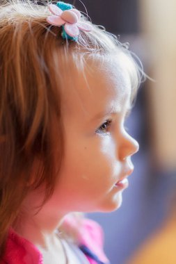 TV izlerken profilden bir çocuğun görüntüsü, alanın sığ derinliğine dikkat edin