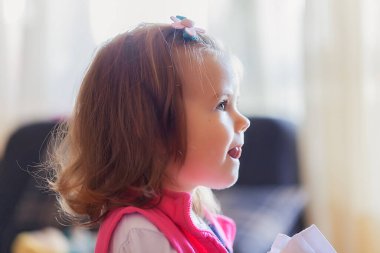 TV izlerken profilden bir çocuğun görüntüsü, alanın sığ derinliğine dikkat edin