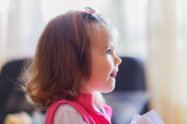 TV izlerken profilden bir çocuğun görüntüsü, alanın sığ derinliğine dikkat edin