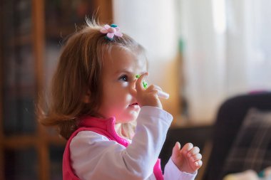 TV izlerken profilden bir çocuğun görüntüsü, alanın sığ derinliğine dikkat edin