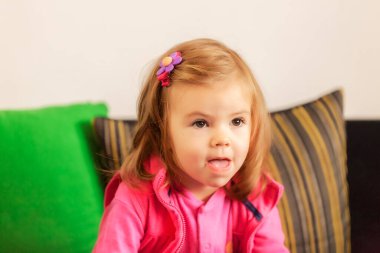 TV 'de çizgi film seyrederken, yüzeysel alan derinliğine dikkat edin.