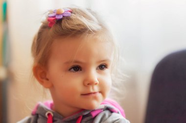 Televizyon izlerken bir çocuğun portresi, alanın sığ derinliğine dikkat edin