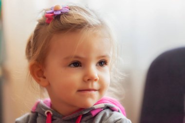 TV izlerken profilden bir çocuğun görüntüsü, alanın sığ derinliğine dikkat edin