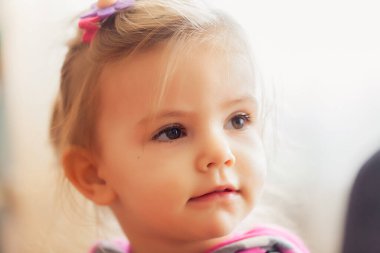 Televizyon izlerken bir çocuğun portresi, alanın sığ derinliğine dikkat edin