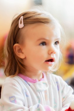 Saçında toka olan çocuk, derin alan derinliğine dikkat et.