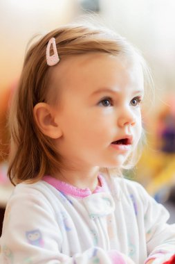 Saçında toka olan çocuk, derin alan derinliğine dikkat et.