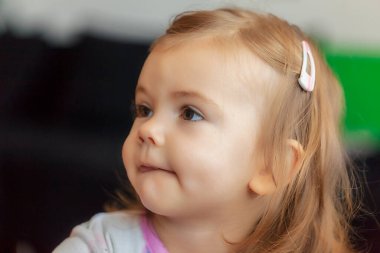 Saçında toka olan çocuk, derin alan derinliğine dikkat et.