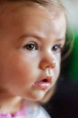 Çocuğun portresi yakın plan, alanın derinliğine dikkat edin