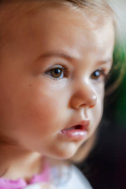 Çocuğun portresi yakın plan, alanın derinliğine dikkat edin