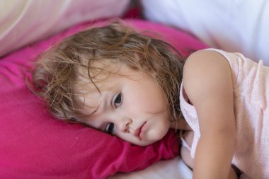 Küçük uykulu kız yastığının üstünde