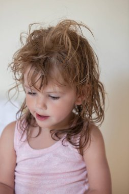 Terasta kahvaltı ederken küçük bir kızın portresi, tarlanın sığ derinliğine dikkat edin.