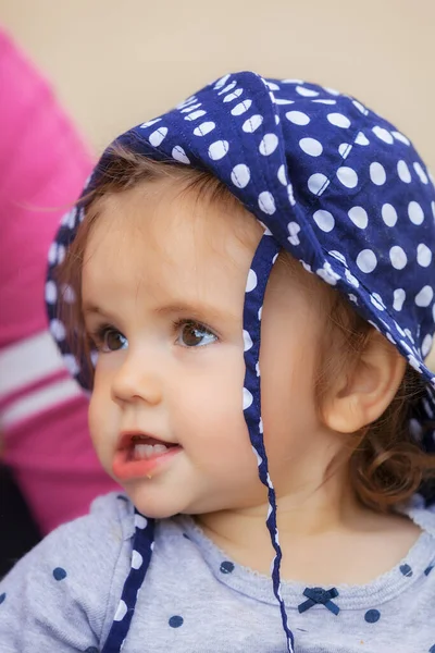 Porträt Eines Kindes Mit Hut Auf Dem Kopf Beachten Sie — Stockfoto