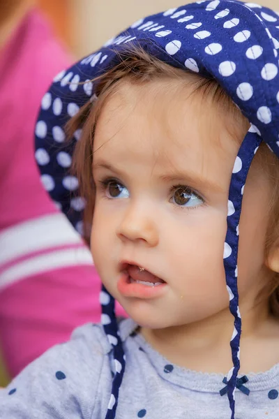 Porträt Eines Kindes Mit Hut Auf Dem Kopf Beachten Sie — Stockfoto
