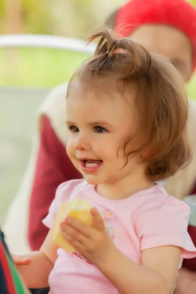 Ein Kind Isst Einen Apfel Beachten Sie Die Geringe Schärfentiefe — Stockfoto