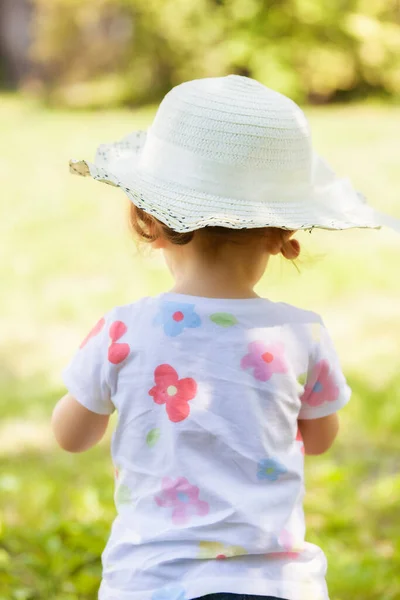 Kind Mit Weißem Hut Und Kirschähnlichen Ohrringen Geringe Schärfentiefe Beachten — Stockfoto