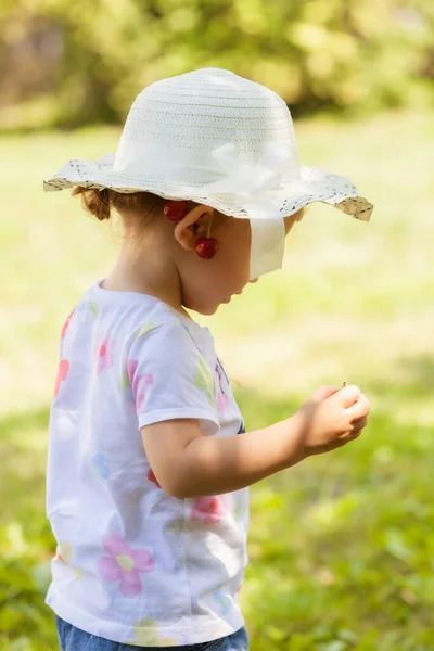 Kind Mit Weißem Hut Und Kirschähnlichen Ohrringen Geringe Schärfentiefe Beachten — Stockfoto