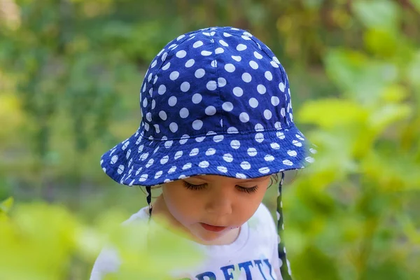 Kind Mit Hut Punktiert Zwischen Den Blättern Mit Unscharfem Hintergrund — Stockfoto