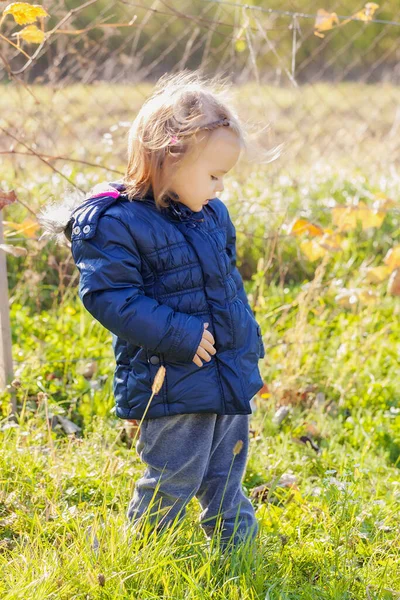 Kind Vorfrühling Auf Dem Gras Geringe Schärfentiefe Beachten — Stockfoto