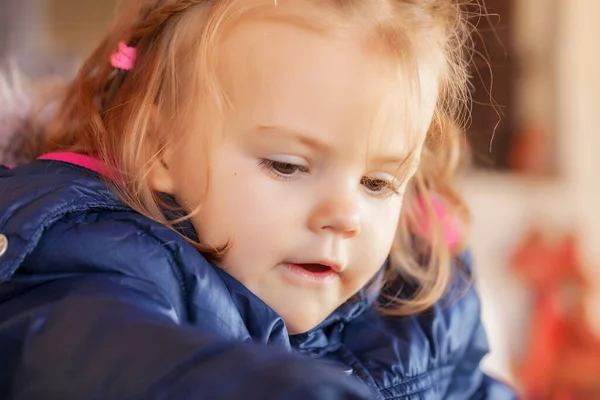 Παιδί Σακάκι Στα Τέλη Του Φθινοπώρου Σημειώστε Ρηχό Βάθος Πεδίου — Φωτογραφία Αρχείου