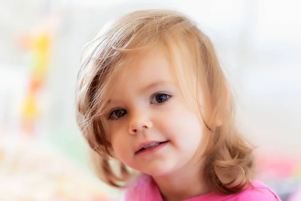 Portret Van Een Kind Ochtend Roze Pyjama Noot Ondiepe Scherptediepte — Stockfoto