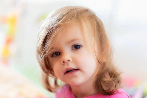 Портрет Ребенка Утром Розовой Пижаме Обратите Внимание Неглубокую Глубину Поля — стоковое фото