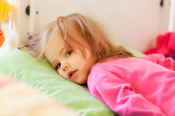 Criança Está Preparando Para Dormir Com Brinquedo Mão Note Departamento — Fotografia de Stock