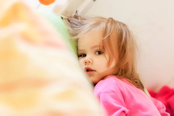 Criança Está Preparando Para Dormir Com Brinquedo Mão Note Departamento — Fotografia de Stock