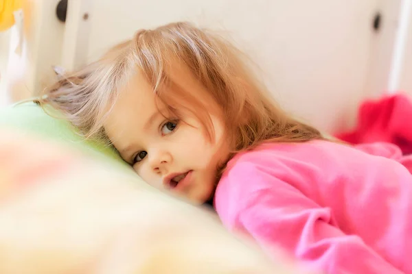 Criança Está Preparando Para Dormir Com Brinquedo Mão Note Departamento — Fotografia de Stock