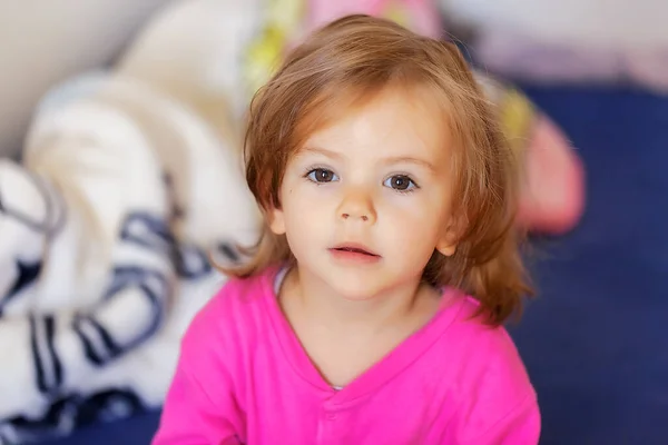Πορτρέτο Ενός Παιδιού Πρωί Ροζ Φόρεμα Σημειώστε Ρηχό Βάθος Πεδίου — Φωτογραφία Αρχείου