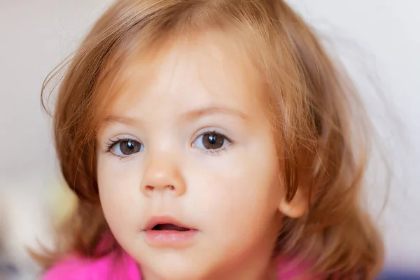 Retrato Uma Criança Manhã Pijama Rosa Observe Profundidade Rasa Campo — Fotografia de Stock