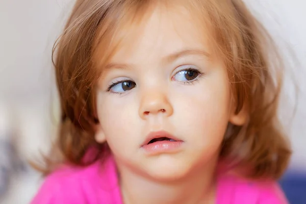 Портрет Ребенка Утром Розовой Пижаме Обратите Внимание Неглубокую Глубину Поля — стоковое фото
