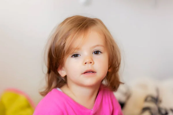 Portret Dziecka Rano Różowej Piżamie Uwaga Płytkiej Głębi Ostrości — Zdjęcie stockowe