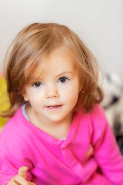 Retrato Uma Criança Manhã Pijama Rosa Observe Profundidade Rasa Campo — Fotografia de Stock