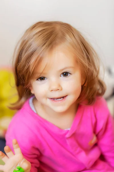Портрет Ребенка Утром Розовом Платье Обратите Внимание Неглубокую Глубину Поля — стоковое фото