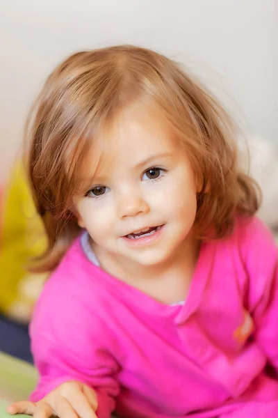 Portret Van Een Kind Ochtend Roze Jurk Opmerking Ondiepe Diepte — Stockfoto