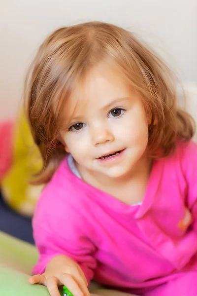 Portret Van Een Kind Ochtend Roze Jurk Opmerking Ondiepe Diepte — Stockfoto
