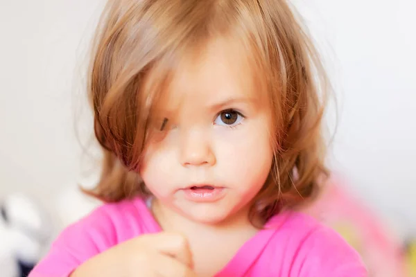 Retrato Uma Criança Manhã Vestido Rosa Observe Profundidade Rasa Campo — Fotografia de Stock