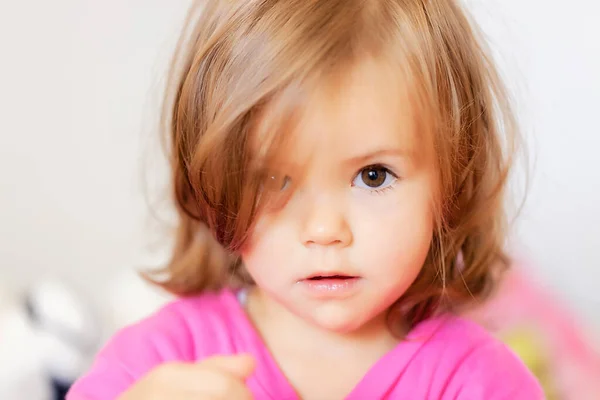 Портрет Ребенка Утром Розовом Платье Обратите Внимание Неглубокую Глубину Поля — стоковое фото