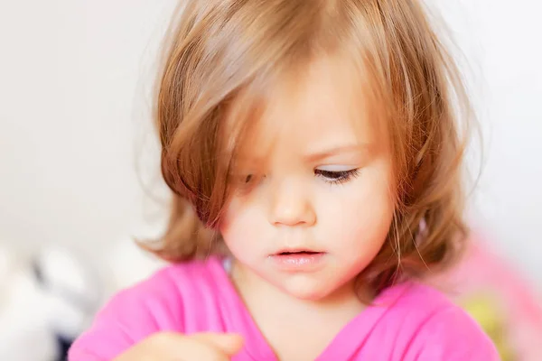 Portret Van Een Kind Ochtend Roze Jurk Opmerking Ondiepe Diepte — Stockfoto