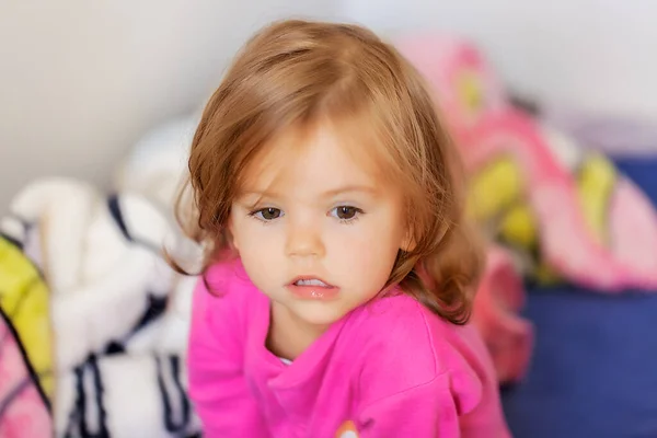 Retrato Uma Criança Manhã Pijama Rosa Observe Profundidade Rasa Campo — Fotografia de Stock