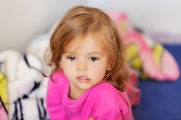 Retrato Uma Criança Manhã Pijama Rosa Observe Profundidade Rasa Campo — Fotografia de Stock