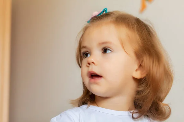 Afbeelding Van Een Kind Uit Profiel Witte Achtergrond Noot Ondiepe — Stockfoto